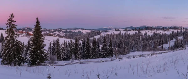 Malá Tichá Alpská Vesnice Zimní Východ Slunce Zasněžené Hory Kolem — Stock fotografie