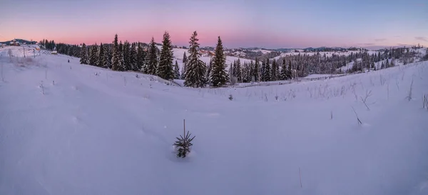 Kis Csendes Alpesi Falu Téli Napkelte Havas Hegyek Körül Voronenko — Stock Fotó