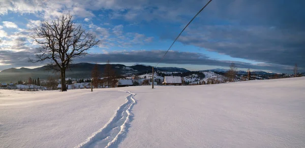 Pequeño Pueblo Alpino Montañas Nevadas Invierno Primer Amanecer Luz Del — Foto de Stock