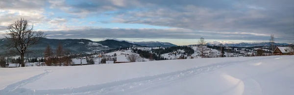 Pequena Aldeia Alpina Montanhas Nevadas Inverno Primeira Luz Solar Nascente — Fotografia de Stock