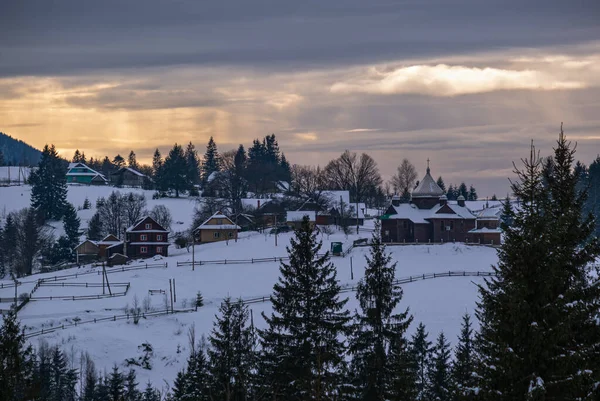 Kleine Rustige Alpine Dorp Winter Zonsopgang Besneeuwde Bergen Rond Voronenko — Stockfoto