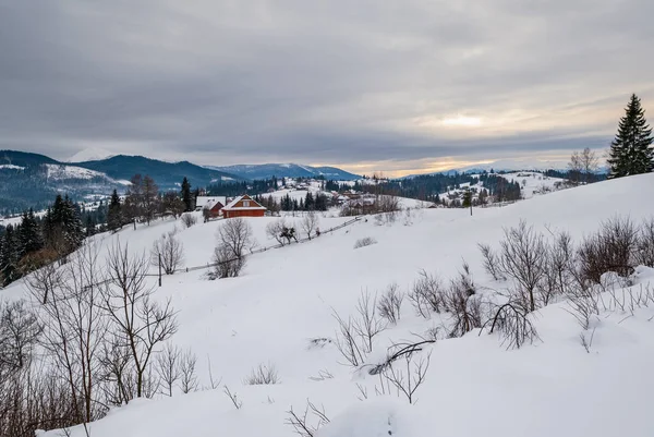 Malá Alpská Vesnice Zimní Zasněžené Hory Poslední Západ Slunce Kolem — Stock fotografie