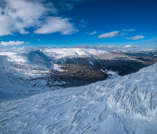 雪和风形成的冰层覆盖着冬季的山地高原 顶部有雪角 美丽美丽的高山山脊上阳光灿烂的一天 — 图库照片