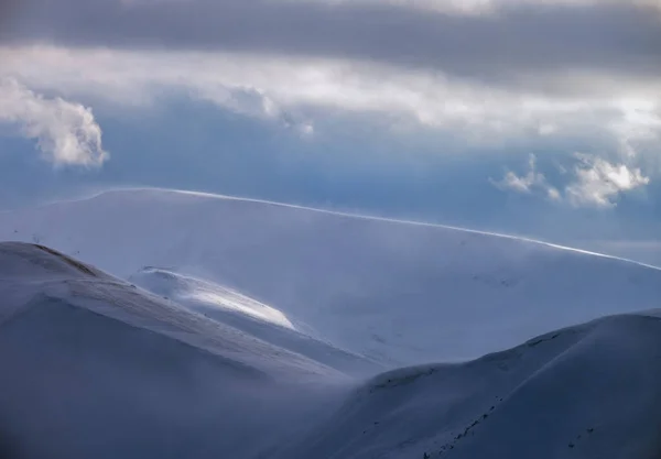 Snow Covered Winter Mountains Last Evening Sunlight Magnificent Windy Dusk — Stock Photo, Image