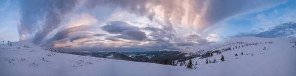 美丽的冬季风和多云的早晨阿尔卑斯山 乌克兰喀尔巴阡山脉最高的Chornohora山脊 有Hoverla山和Petros山的山峰 从Svydovets山脊看Dragobrat滑雪胜地 — 图库照片