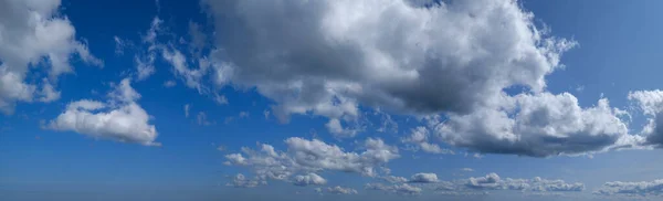 Mavi Gökyüzü Güneş Işığı Arka Planında Bulutlar — Stok fotoğraf