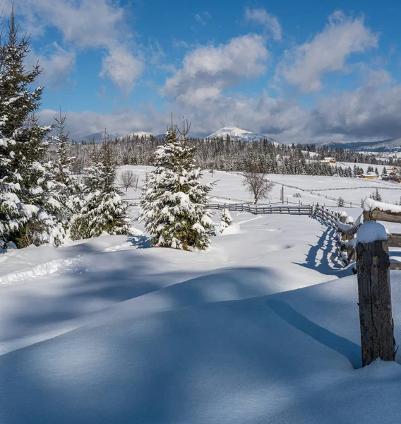 Inverno Remota Aldeia Montanhosa Alpina Periferia Colinas Rurais Bosques Terras — Fotografia de Stock