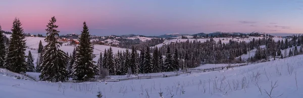 Pequeño Tranquilo Pueblo Alpino Invierno Amanecer Montañas Nevadas Alrededor Voronenko —  Fotos de Stock