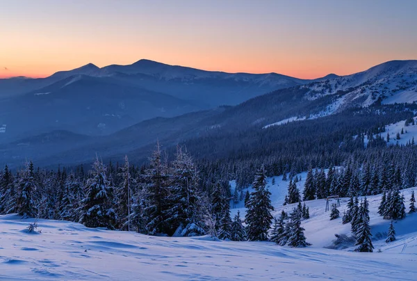 美丽的冬季阿尔卑斯山带来了日出 乌克兰喀尔巴阡山脉的最高峰是霍诺拉山脉和彼得罗斯山脉 Svydovets山脊和Dragobrat滑雪胜地的景色 — 图库照片