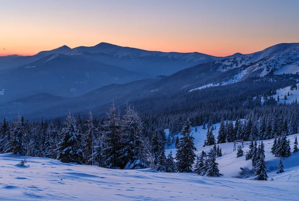 Pittoreska Vinteralperna Soluppgång Högsta Bergskammen Ukrainska Karpaterna Chornohora Med Toppar — Stockfoto