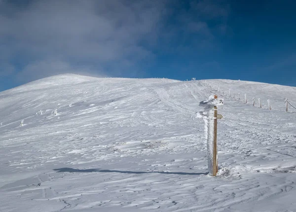 Puntero Cubierto Nieve Cerca Del Camino Meseta Montaña Nevada Magnífico —  Fotos de Stock