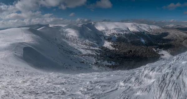 雪と風の形成氷の形成は冬の山の高原 はるかに雪の蛇腹でトップ覆われた 絵のように美しい高山の尾根の壮大な晴れた日 — ストック写真