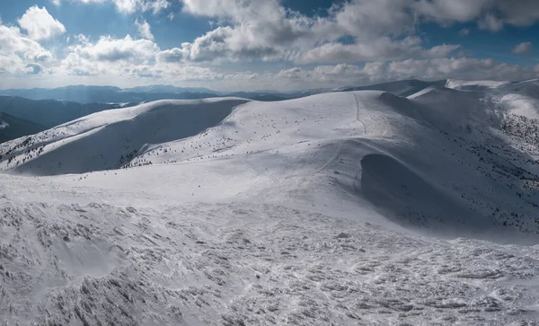 Schnee Und Wind Bildeten Eisformationen Die Das Winterliche Bergplateau Bedeckten — Stockfoto