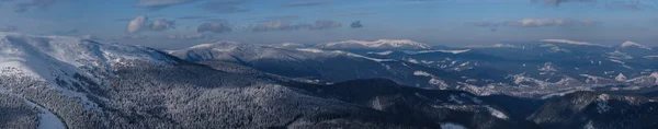 雪と風の形成氷の形成は冬の山の高原 はるかに雪の蛇腹でトップ覆われた 絵のように美しい高山の尾根の壮大な晴れた日 — ストック写真