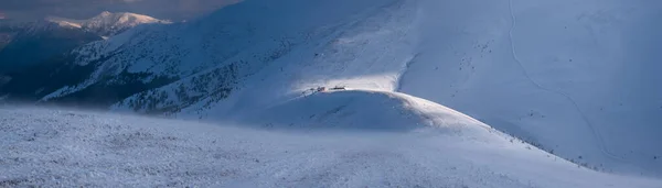 Snötäckt Bergssluttning Sista Kvällens Solljus Magnifik Blåsig Skymning Pittoresk Alpin — Stockfoto