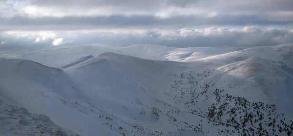 Χιόνι Κάλυψε Βουνά Χειμώνα Στο Τελευταίο Βράδυ Φως Του Ήλιου — Φωτογραφία Αρχείου