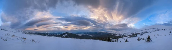 美丽的冬季风和多云的早晨阿尔卑斯山 乌克兰喀尔巴阡山脉的最高峰是霍诺拉山脉和彼得罗斯山脉 从Svydovets山脊看Dragobrat滑雪胜地 — 图库照片