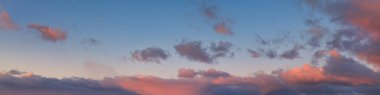 Akşamları kabarık bulutlar gökyüzü panoramik manzarasını kaplıyor. İklim, çevre ve hava durumu gökyüzü arkaplanı.