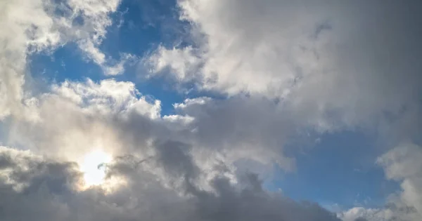 Blå Himmel Med Moln Solljus Bred Molnlandskap Bakgrund Panorama — Stockfoto