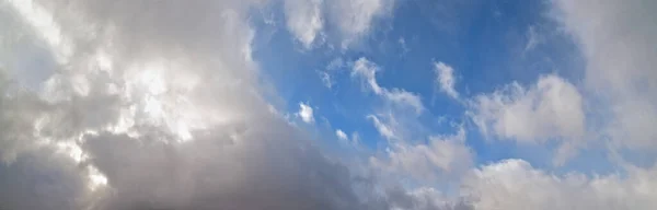 Blå Himmel Med Moln Solljus Bred Molnlandskap Bakgrund Panorama — Stockfoto