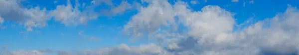 Μπλε Ουρανός Σύννεφα Πλατύ Τοπίο Φόντο Cloudscape Πανόραμα — Φωτογραφία Αρχείου