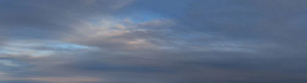 Nubes Esponjosas Cielo Nublado Por Noche Vista Panorámica Clima Medio —  Fotos de Stock