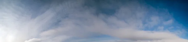 夕方曇りの空の景色でふわふわの雲 気象の概念空の背景 — ストック写真