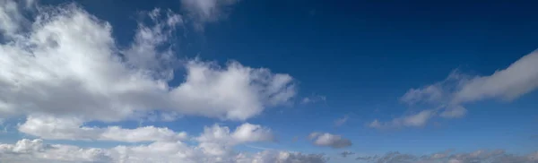Cielo Azul Con Nubes Amplio Panorama Fondo Nuboso — Foto de Stock