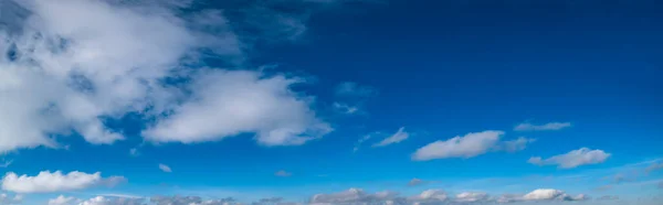 Blå Himmel Med Moln Bred Molnlandskap Bakgrund Panorama — Stockfoto