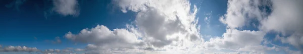 Blauwe Lucht Met Wolken Zonlicht Breed Wolkenlandschap Achtergrond Panorama — Stockfoto