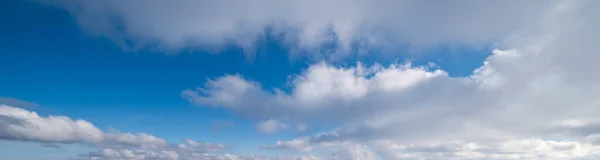 Ciel Bleu Avec Nuages Soleil Vaste Panorama Fond Nuageux — Photo