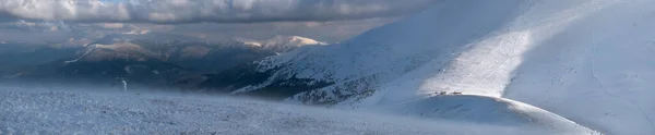 Kar Dün Akşam Güneş Işığında Dağ Yamacını Kapladı Resimli Alp — Stok fotoğraf