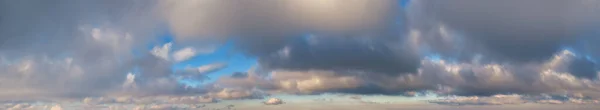 夕方曇りの空のパノラマビューでふわふわの雲 気象の概念空の背景 — ストック写真