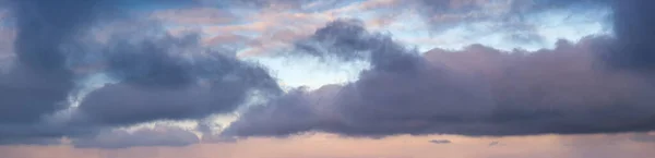 Flytende Skyer Aftenen Overskyet Panoramautsikt Himmelen Klima Miljø Værkonseptet Himmelbakgrunn – stockfoto