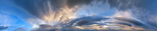 Пушистые Облака Вечернем Пасмурном Небе Панорамный Вид Климат Окружающая Среда — стоковое фото