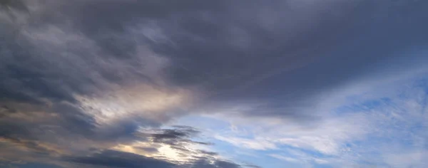 Chlupaté Mraky Večerních Zatažených Oblohách Panoramatický Výhled Podnebí Životní Prostředí — Stock fotografie