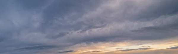 Nubes Esponjosas Cielo Nublado Por Noche Vista Panorámica Clima Medio —  Fotos de Stock