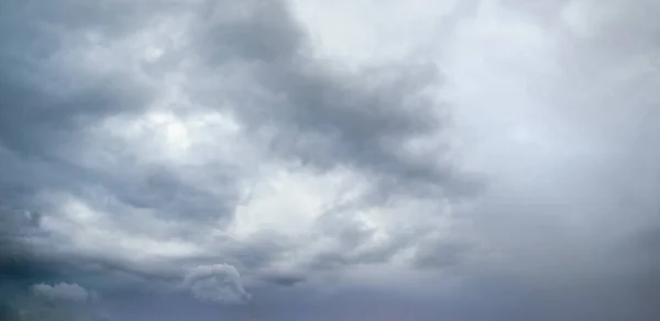 阴云密布的天空 环境和天气概念的天空背景 — 图库照片