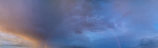 여름철의 하늘의 파노라마는 양털같은 보라색 구름과 무지개가 저녁이 날씨가 구름이 — 스톡 사진