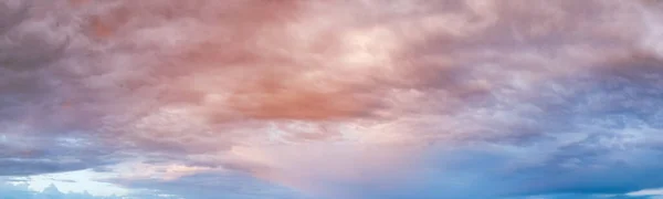 Pluizige Wolken Avond Bewolkte Hemel Panoramisch Uitzicht Klimaat Milieu Weer — Stockfoto