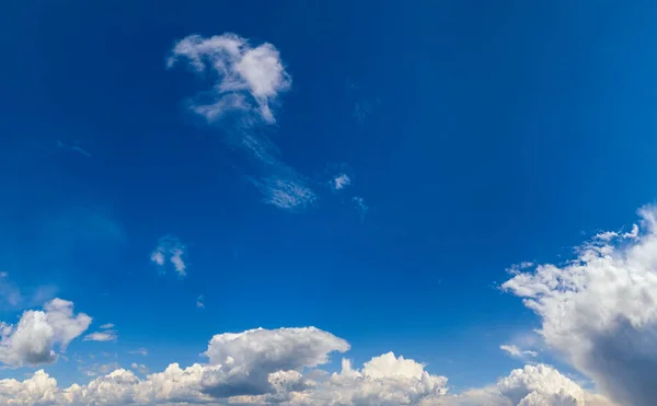 Μπλε Ουρανός Σύννεφα Πλατύ Τοπίο Φόντο Cloudscape Πανόραμα — Φωτογραφία Αρχείου