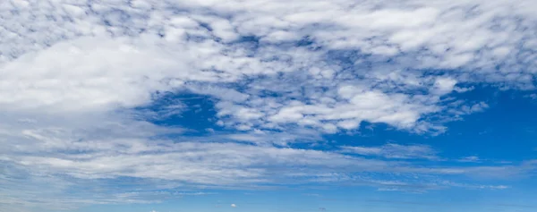 Güneş Işığında Bulutlu Mavi Gökyüzü Geniş Bulutlu Arkaplan Manzarası — Stok fotoğraf