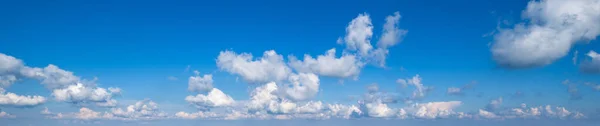 Cielo Azul Con Nubes Amplio Panorama Fondo Nuboso — Foto de Stock