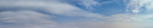 Céu Azul Com Nuvens Amplo Panorama Paisagem Nublada — Fotografia de Stock