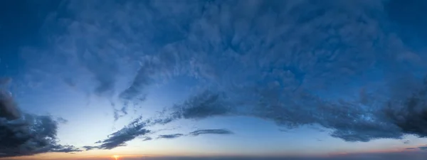 黄昏的黄昏 云彩飘扬 天空尽收眼底 环境和天气概念云景观背景 — 图库照片