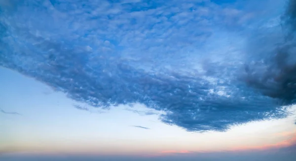 Fluffiga Moln Kvällen Mulen Himmel Panoramautsikt Klimat Miljö Och Väder — Stockfoto