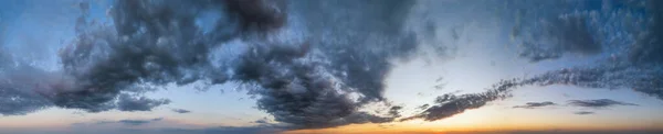 黄昏的黄昏 云彩飘扬 天空尽收眼底 环境和天气概念云景观背景 — 图库照片