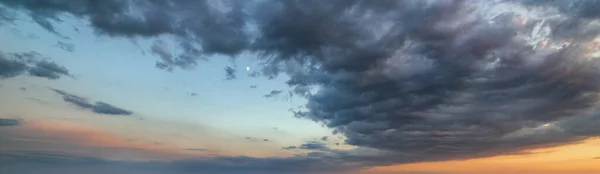 Fluffiga Moln Kvällen Solnedgång Himmel Panoramautsikt Klimat Miljö Och Väder — Stockfoto