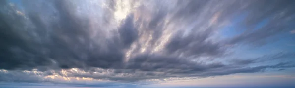 暮色中的云雾笼罩了天空的全景 环境和天气概念的天空背景 — 图库照片