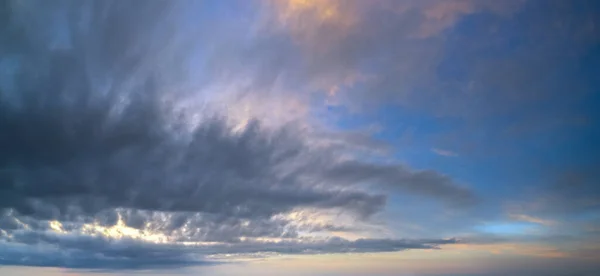 Chlupaté Mraky Večerních Zatažených Oblohách Panoramatický Výhled Podnebí Životní Prostředí — Stock fotografie